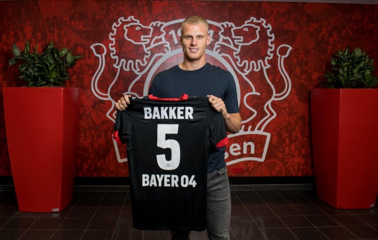 FM26逆天Bug，外场球员“闪现”至门前挡出对方主罚的点球