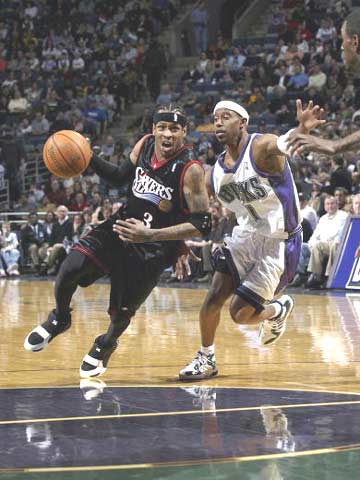 输掉国家德比后，河床球员萨拉斯用拳击打场内拍照的一名人员