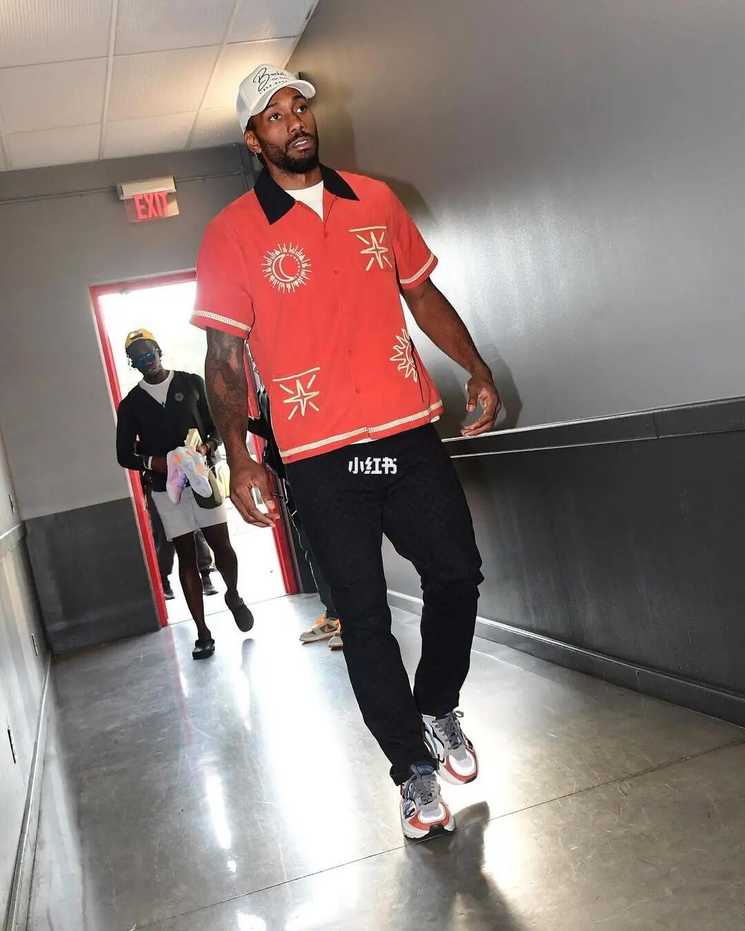 体坛：狼队想与徐彬签约4-5年，球员已搭乘航班前往英国