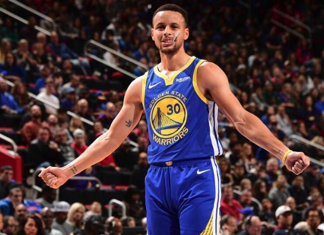 这雪有点大，欧冠赛前一名挪威记者在博德闪耀的球场边线处滑雪