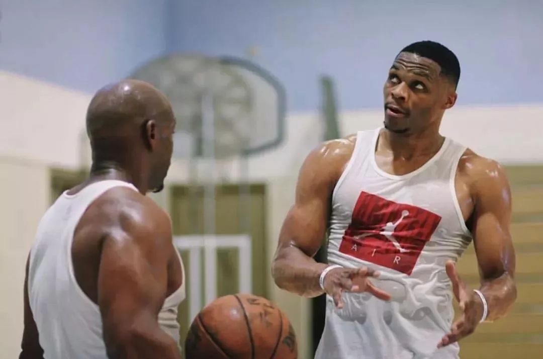 纽卡斯尔新援前锋表现不佳，转会费花销巨大，球队成绩欠佳。