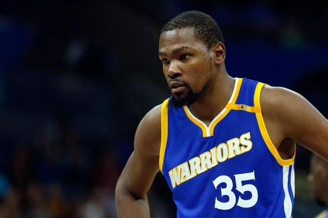 孙颖莎的身体柔韧性太好了，膝盖不弯，就这样直下去系鞋带，没几个人能做到吧