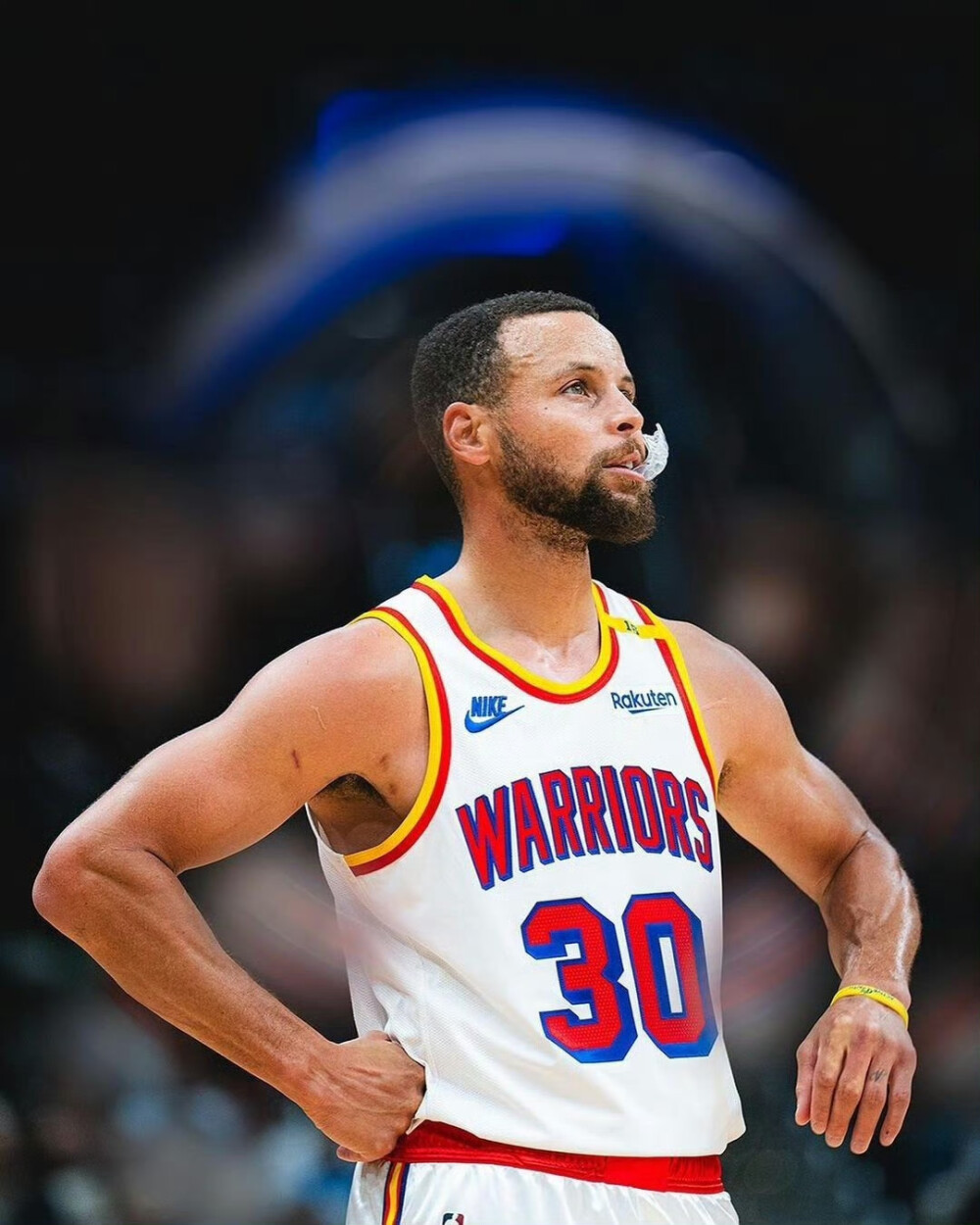 足球欧冠裁判组遭强烈质疑，争议球镜头热议不断